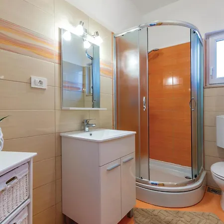 Four-bedroom In Stobrec Dom wakacyjny *